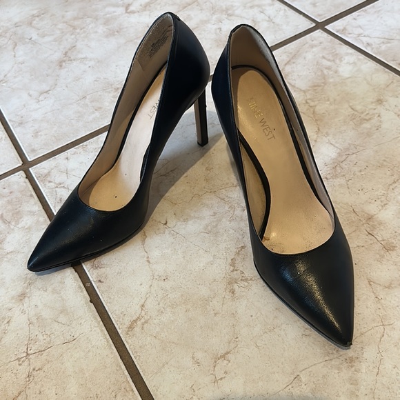 Black leather pumps - Picture 4 of 5